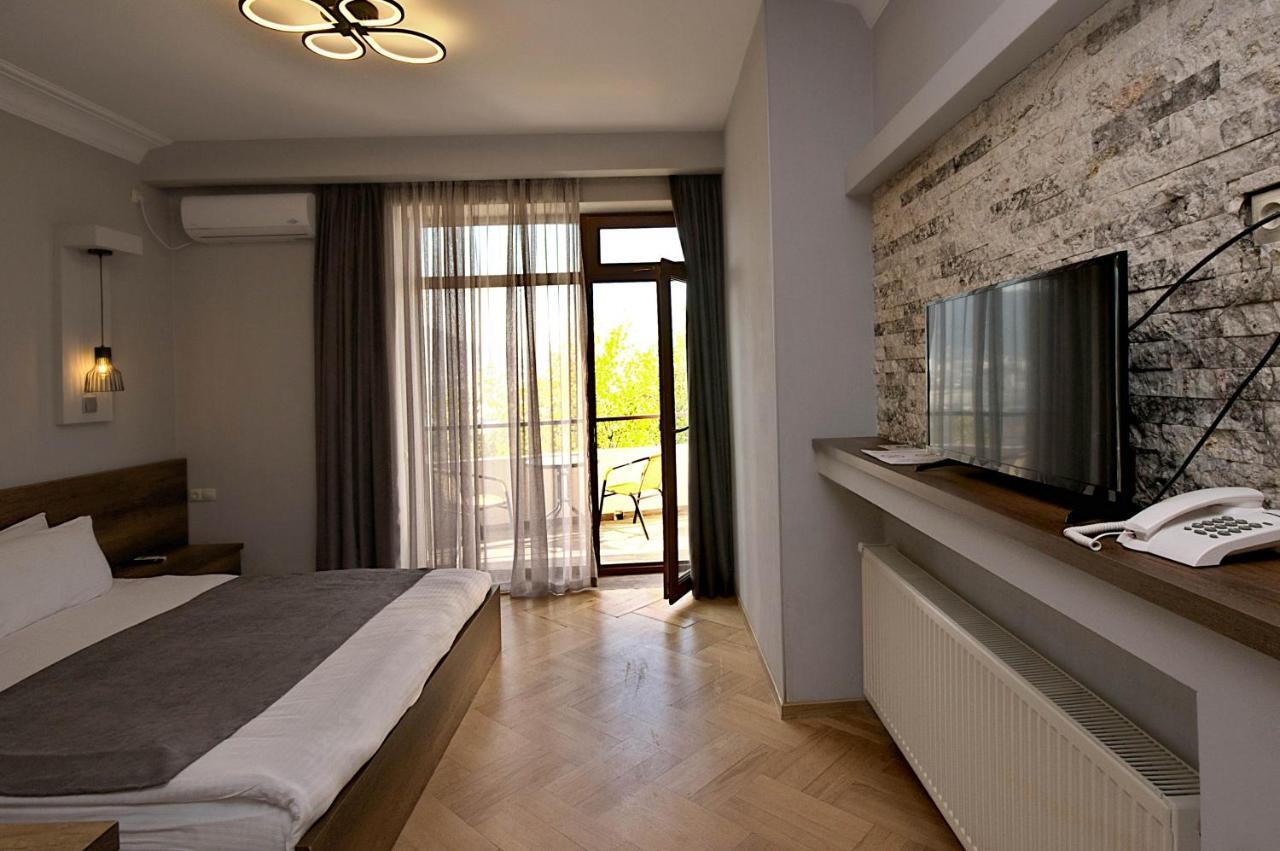 Hotel Livin Тбилиси Экстерьер фото